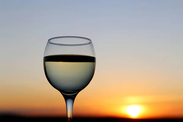 Bicchiere Con Vino Bianco Bellissimo Sfondo Tramonto Sole Cielo Riflettono — Foto Stock