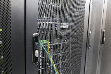 Veri merkezindeki sunucu rafında elektronik kilit. Sunucu odası, bilgisayar ağı güvenliği