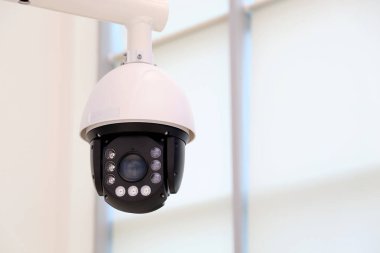 Beyaz arka planda ışık olan güvenlik kamerası. Kamera, güvenlik ve suçtan korunma kavramı