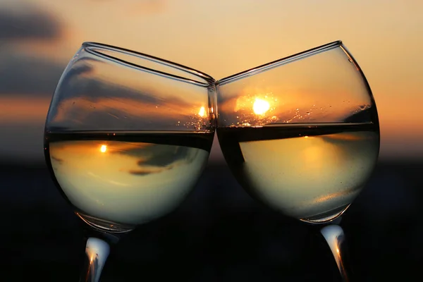 Due Bicchieri Con Vino Bianco Sullo Sfondo Del Tramonto Sole — Foto Stock