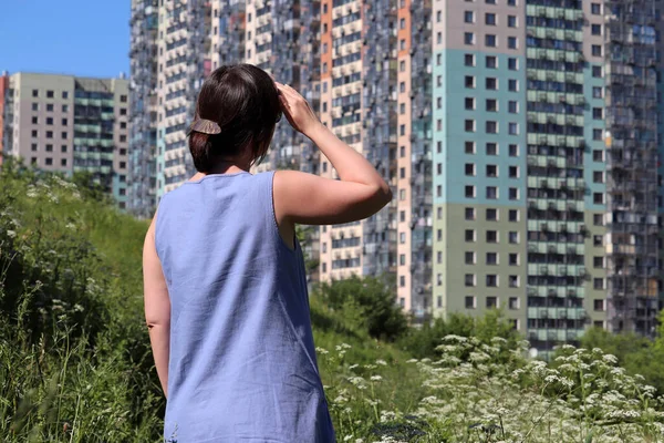 Mujer Pie Colina Verde Mirando Los Nuevos Edificios Residenciales Bienes — Foto de Stock