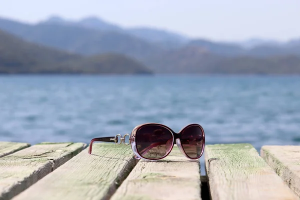 Sonnenbrillen Auf Einem Alten Holzsteg Meer Und Neblige Berge Hintergrund — Stockfoto