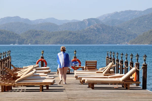 Strand Vakantie Zee Resort Dikke Vrouw Wandelen Houten Pier Met — Stockfoto