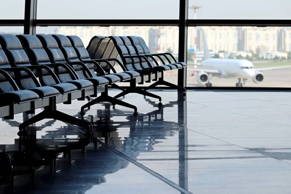 Άδειες Καρέκλες Αναμονής Στο Κτίριο Του Αεροδρομίου Απέναντι Από Αεροπλάνο — Φωτογραφία Αρχείου