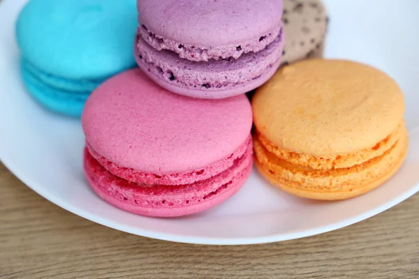 Macarons Dans Une Assiette Blanche Près Bonbons Colorés Biscuits Aux — Photo