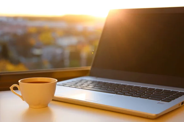 Varm Kaffekopp Och Laptop Bordet Mot Fönstret Vid Soluppgången Mysig — Stockfoto