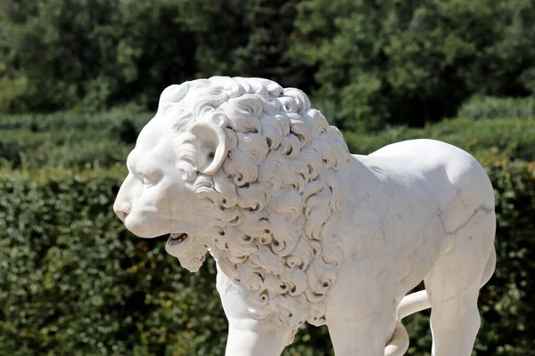 Sten Lejon Dekorerar Sommarparken Marmor Skulptur Gröna Träd Bakgrund — Stockfoto