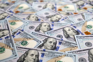 Bir sürü 100 dolarlık banknot, arka plan için kağıt para. Amerikan ve küresel ekonomi kavramı, döviz kuru