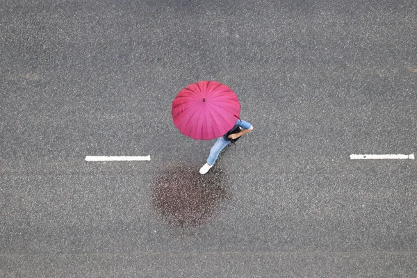 Regn Stad Kvinna Med Paraply Korsar Våt Väg Ovanifrån Regnigt — Stockfoto