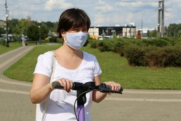 Kvinna Mask Rider Elektrisk Skoter Stadsgata Cykling Med Scooter Sommaren — Stockfoto