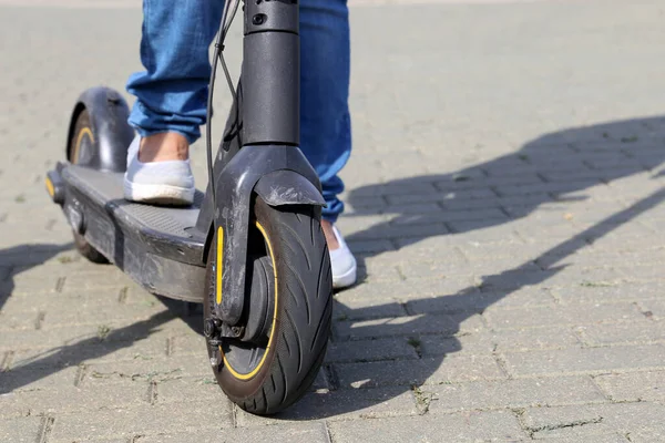 Fille Jeans Monte Scooter Électrique Sur Une Rue Ville Jambes — Photo