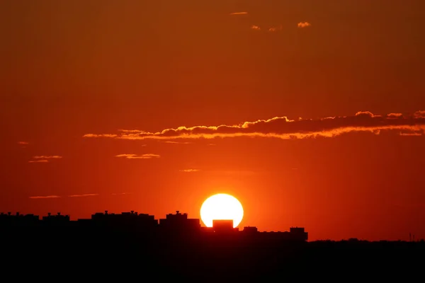 Закат Над Городом Живописный Вид Установка Солнца Оранжевого Неба Темными — стоковое фото