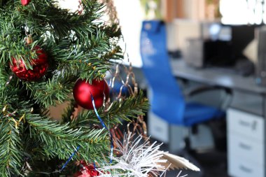Ofisinde süslemeleri olan bir Noel ağacı. Yeni yıl oyuncakları, kurumsal kış tatili kutlamaları