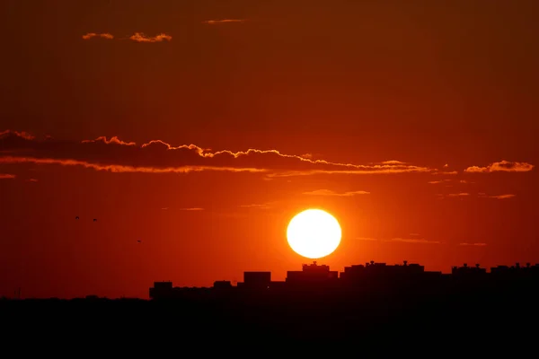 Закат Над Городом Живописный Вид Установка Солнца Оранжевого Неба Темными — стоковое фото