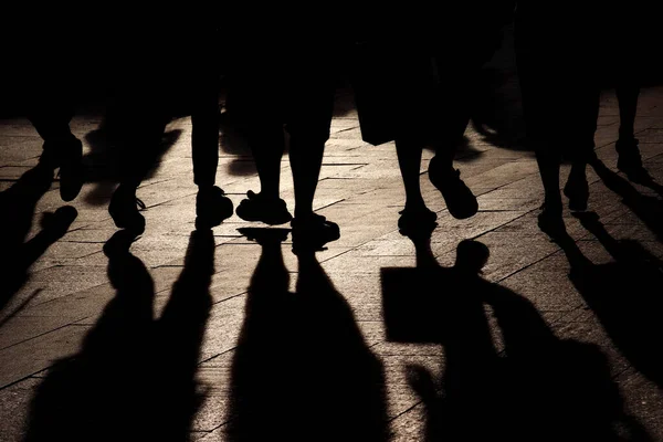 Sombras Negras Silhuetas Pessoas Rua Multidão Andando Calçada Conceito Pedestres — Fotografia de Stock