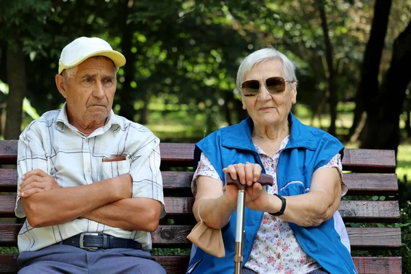 Äldre Par Sitter Med Käpp Bänk Fritid Parken Pensionärsliv — Stockfoto