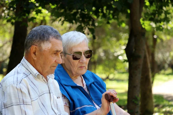 Ein Älteres Paar Sitzt Mit Nachdenklichem Gesichtsausdruck Auf Einer Bank — Stockfoto