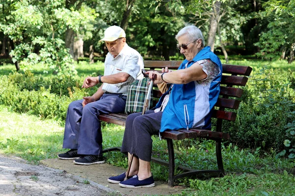 Couple Âgé Assis Sur Banc Regardant Montre Loisirs Dans Parc — Photo