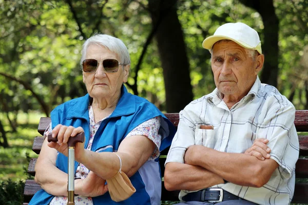 Älteres Paar Sitzt Auf Einer Bank Alter Mann Und Frau — Stockfoto