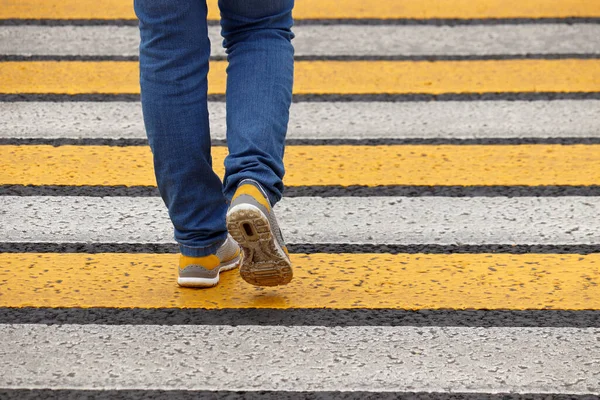 Mujer Jeans Cruzando Calle Piernas Femeninas Zapatillas Deporte Cruce Peatonal — Foto de Stock