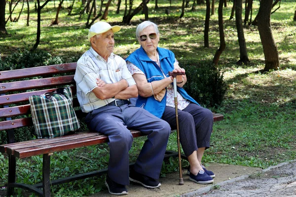Ein Älteres Paar Sitzt Mit Gehstock Auf Einer Bank Freizeit — Stockfoto