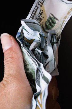 Ahşap bir arka planda el ele tutuştuk.