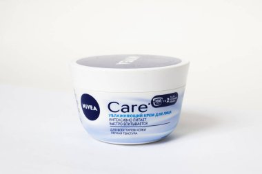 BELARUS, NOVOPOLOTSK - 29 Temmuz 2020: Beyaz arka planda Nivea kremi