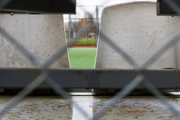 Сидіння на стадіоні за парканом — стокове фото