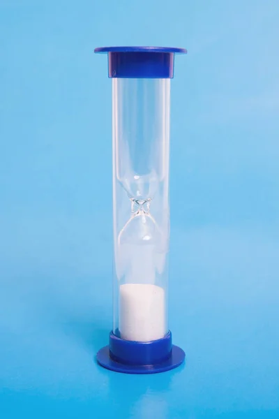 Ιατρική κλεψύδρα σε μπλε φόντο closeup — Φωτογραφία Αρχείου