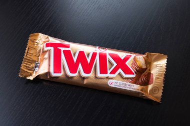 BELARUS, NOVOPOLOTSK - Kasım 02, 2020: Bir pakette Twix kurabiyeleri