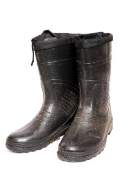 Eski lastik çizmeler, beyaz arka planda izole edilmiş.