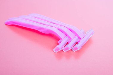Pembe arka planda pembe jilet. Yakın plan.