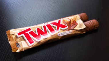 BELARUS, NOVOPOLOTSK - Kasım 02, 2020: Bir pakette Twix kurabiyeleri