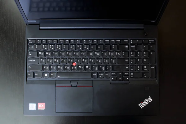 Belarus Novopolotsk Νοεμβρίου 2020 Laptop Thinkpad Στην Κορυφή Του Τραπεζιού — Φωτογραφία Αρχείου