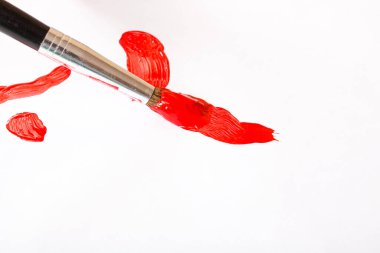 Kağıt üzerinde kırmızı boyayla fırçala