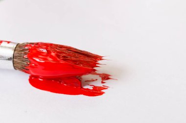 Kağıt üzerinde kırmızı boyayla fırçala