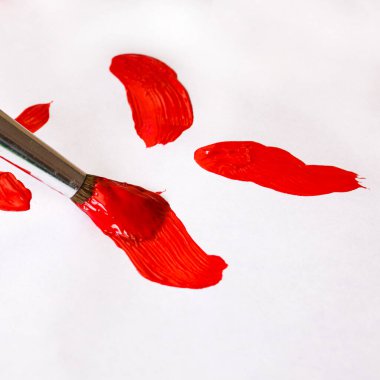 Kağıt üzerinde kırmızı boyayla fırçala