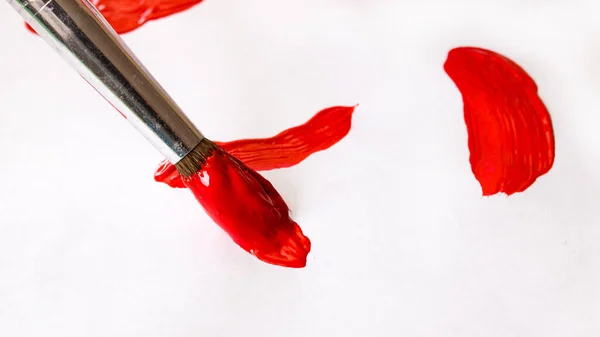 Escova Com Tinta Vermelha Uma Folha Papel — Fotografia de Stock