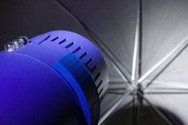 Karanlıkta flaş ve şemsiye yakın plan