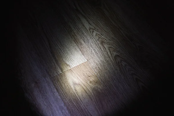 Ein Lichtstrahl Auf Einem Holzboden Dunkeln — Stockfoto
