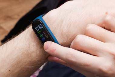 NOVOPOLOTSK, BELARUS - 10 Kasım 2020: Xiaomi mi band 4 el sıkışın