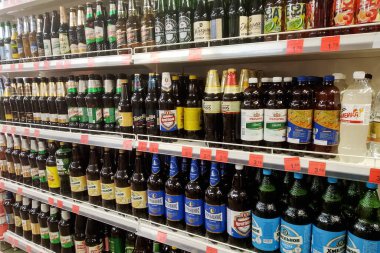 BELARUS, NOVOPOLOTSK - 11 Kasım 2020: farklı şişeler mağazadaki raflarda bira