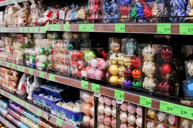 NOVOPOLOTSK, BELARUS - 17 Kasım 2020: Mağazalardaki Noel ağacı süslemeleri