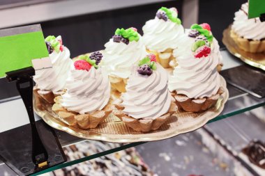 Dükkan vitrininde parlak kekler. Kapatın.