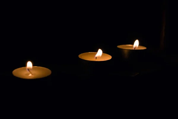 Três Pequenas Velas Escuro Perto — Fotografia de Stock