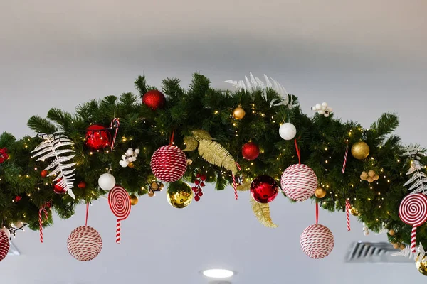 Decorações Natal Teto Com Bolas Ramos Abeto — Fotografia de Stock