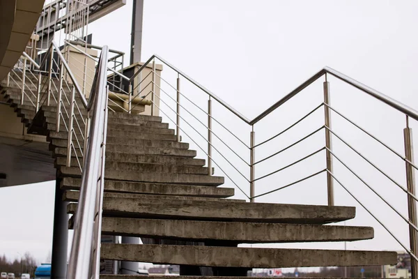 Escadaria Com Corrimão Metal Fundo Céu — Fotografia de Stock