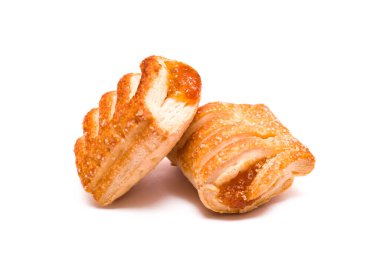 Puf böreği beyaz arka planda izole edilmiş. Yakın plan.