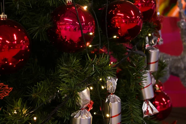 Brinquedos vermelhos e brancos na árvore de Natal — Fotografia de Stock