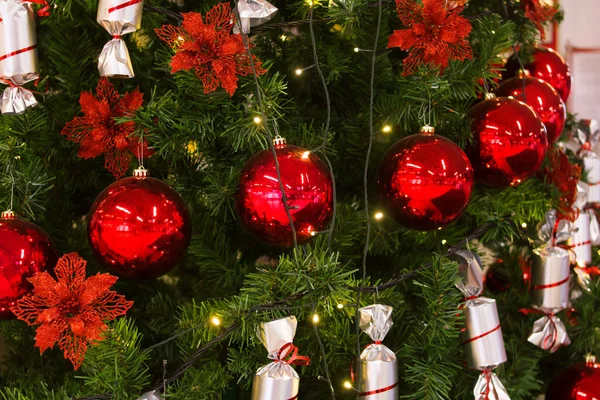 Noel Ağacındaki Kırmızı Beyaz Oyuncaklar — Stok fotoğraf